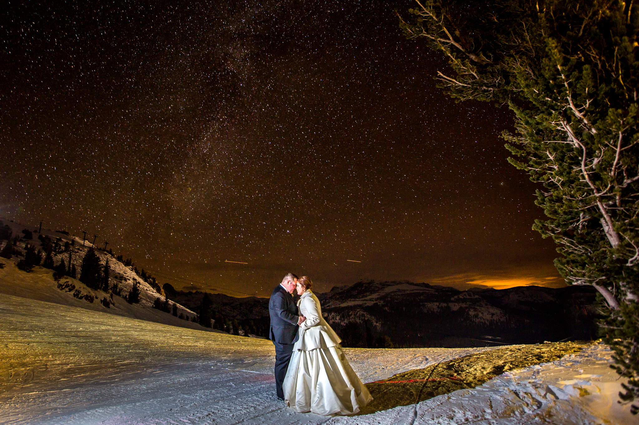 凯瑟琳和她的丈夫在2015年12月的婚礼期间在加州的猛犸湖。 